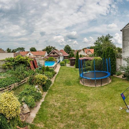 Malovany Dvorecek Dolni Dunajovice Luaran gambar