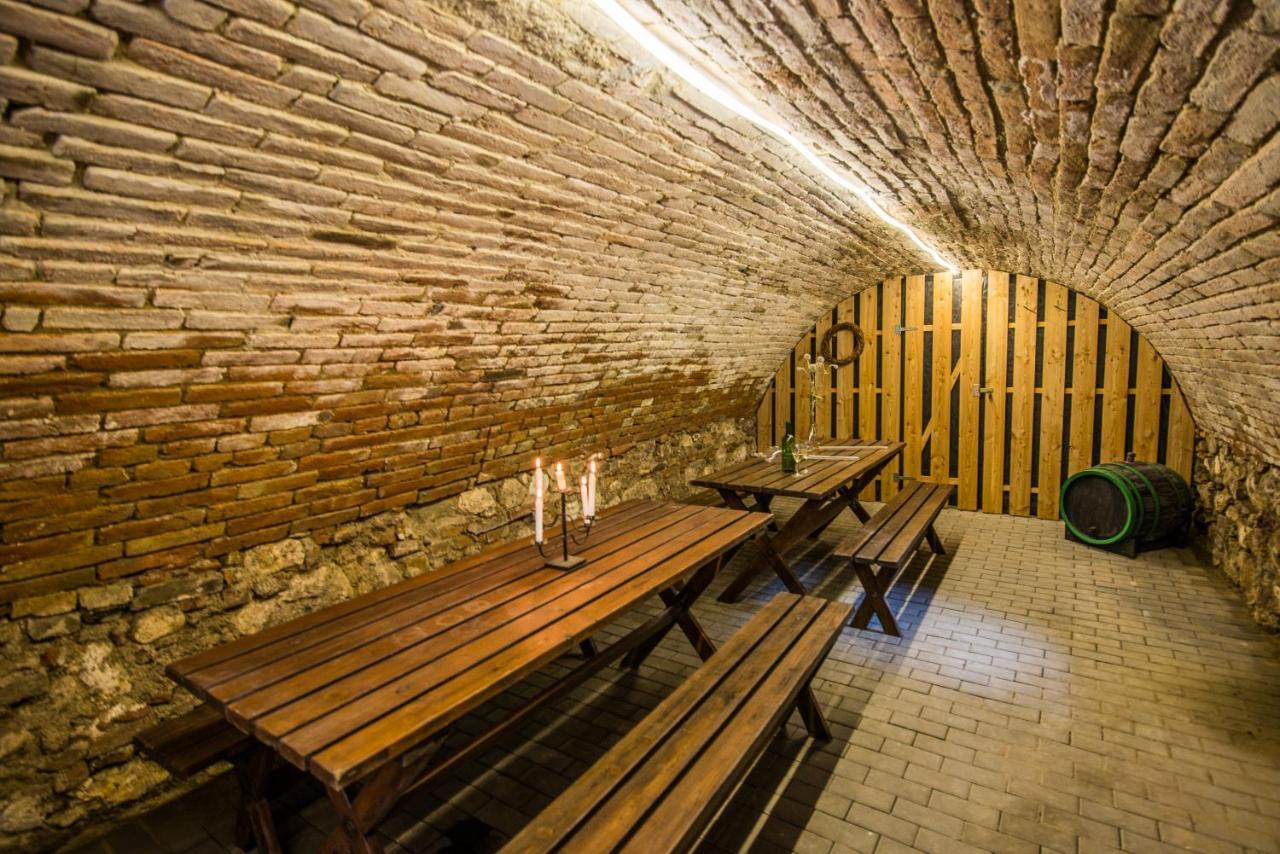 Malovany Dvorecek Dolni Dunajovice Luaran gambar
