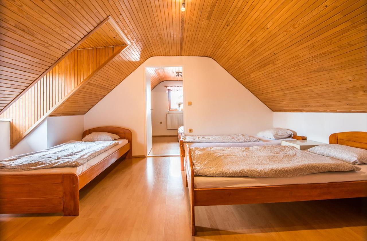 Malovany Dvorecek Dolni Dunajovice Luaran gambar