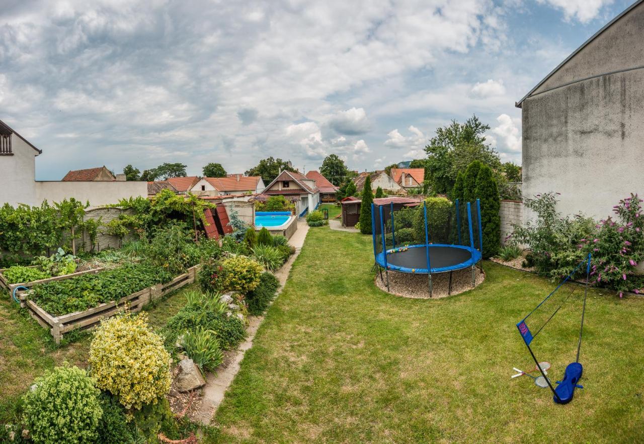 Malovany Dvorecek Dolni Dunajovice Luaran gambar