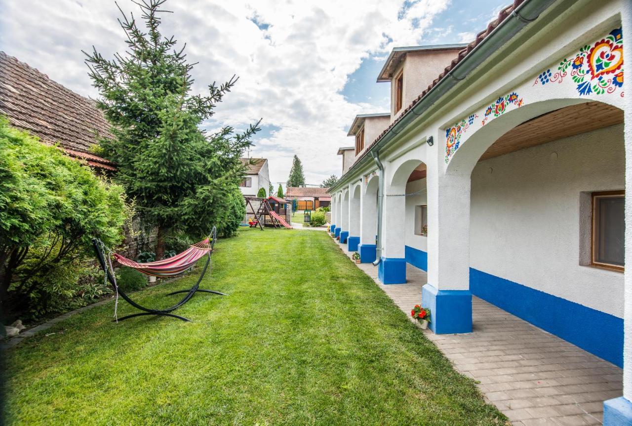 Malovany Dvorecek Dolni Dunajovice Luaran gambar